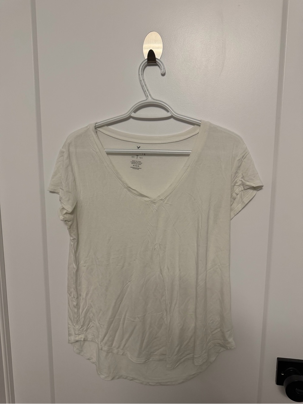 American Eagle Outfitters Cream V-Neck Short Sleeve Tee